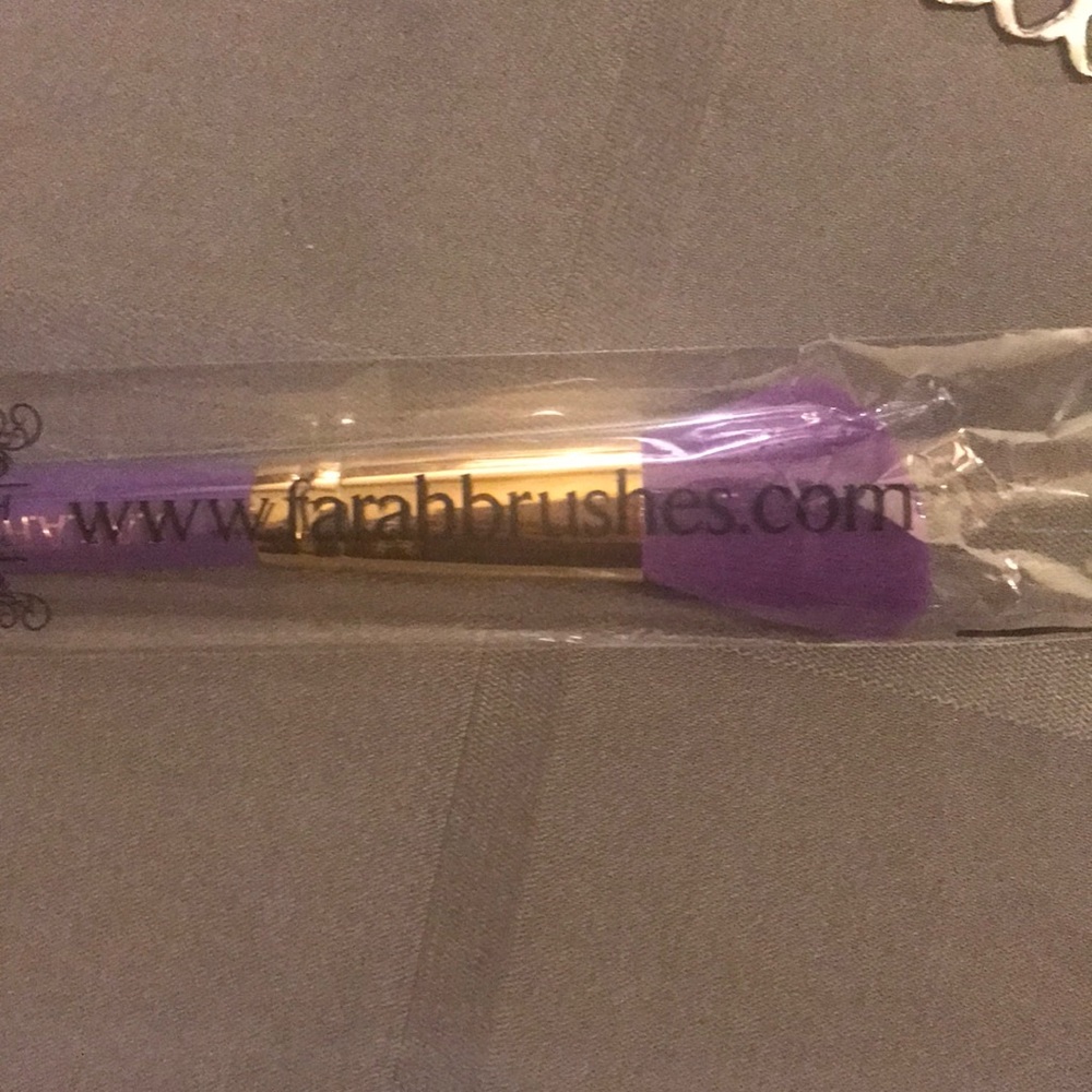 Brand new large angled contour brush farah brushes